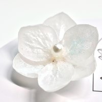 Handmade real flower hydrangea iridescent earrings, real flower pearlescent resin accessories, natural chic stud earrings