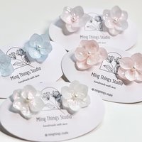 Handmade real flower hydrangea iridescent earrings, real flower pearlescent resin accessories, natural chic stud earrings