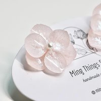 Handmade real flower hydrangea iridescent earrings, real flower pearlescent resin accessories, natural chic stud earrings