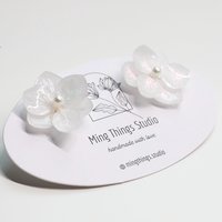 Handmade real flower hydrangea iridescent earrings, real flower pearlescent resin accessories, natural chic stud earrings