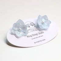 Handmade real flower hydrangea iridescent earrings, real flower pearlescent resin accessories, natural chic stud earrings
