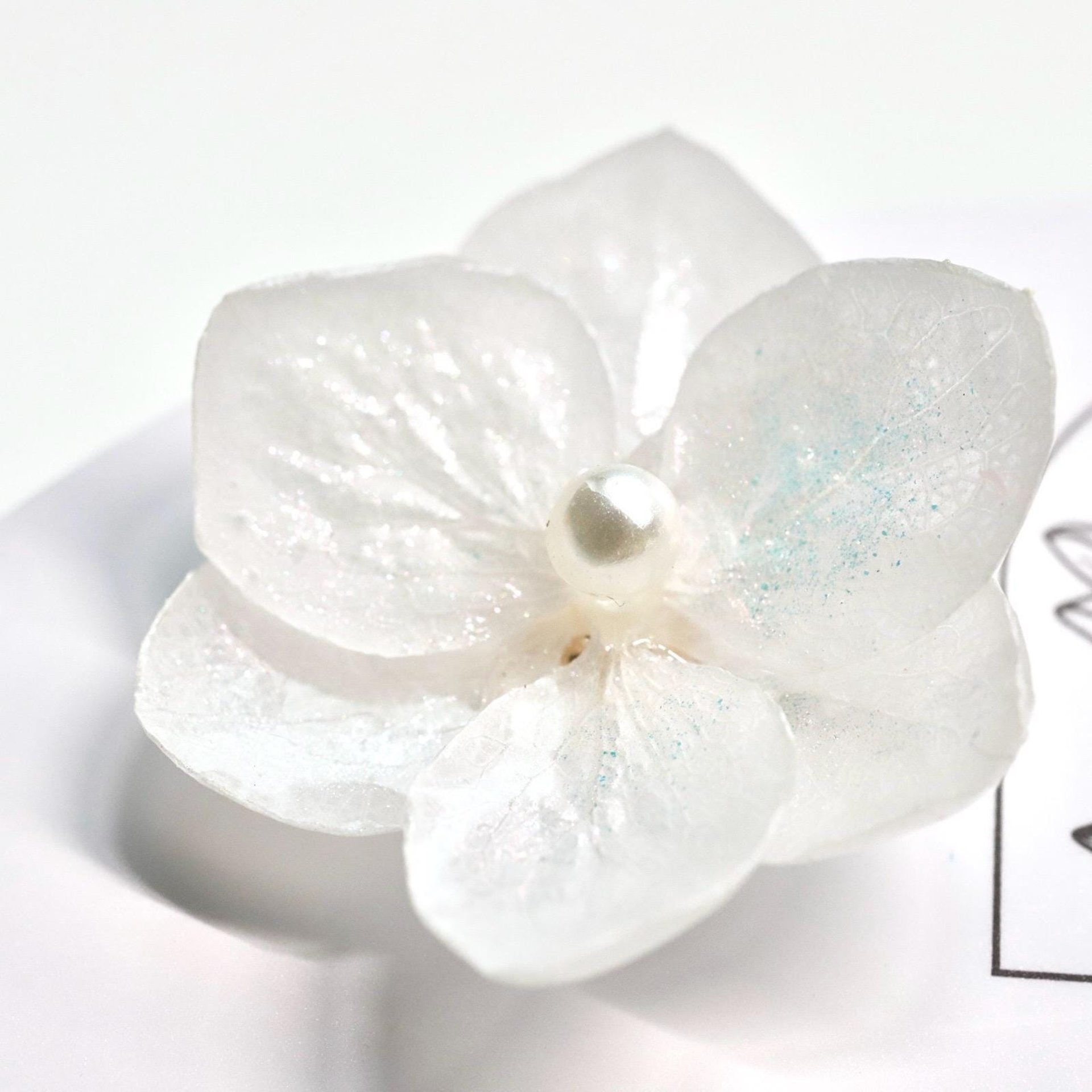 Handmade real flower hydrangea iridescent earrings, real flower pearlescent resin accessories, natural chic stud earrings