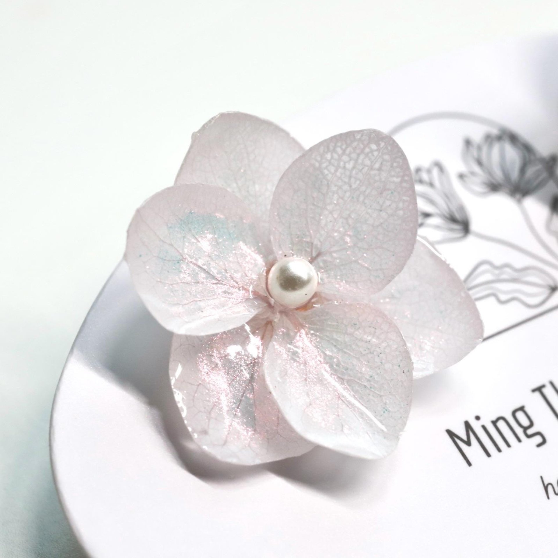 Handmade real flower hydrangea iridescent earrings, real flower pearlescent resin accessories, natural chic stud earrings