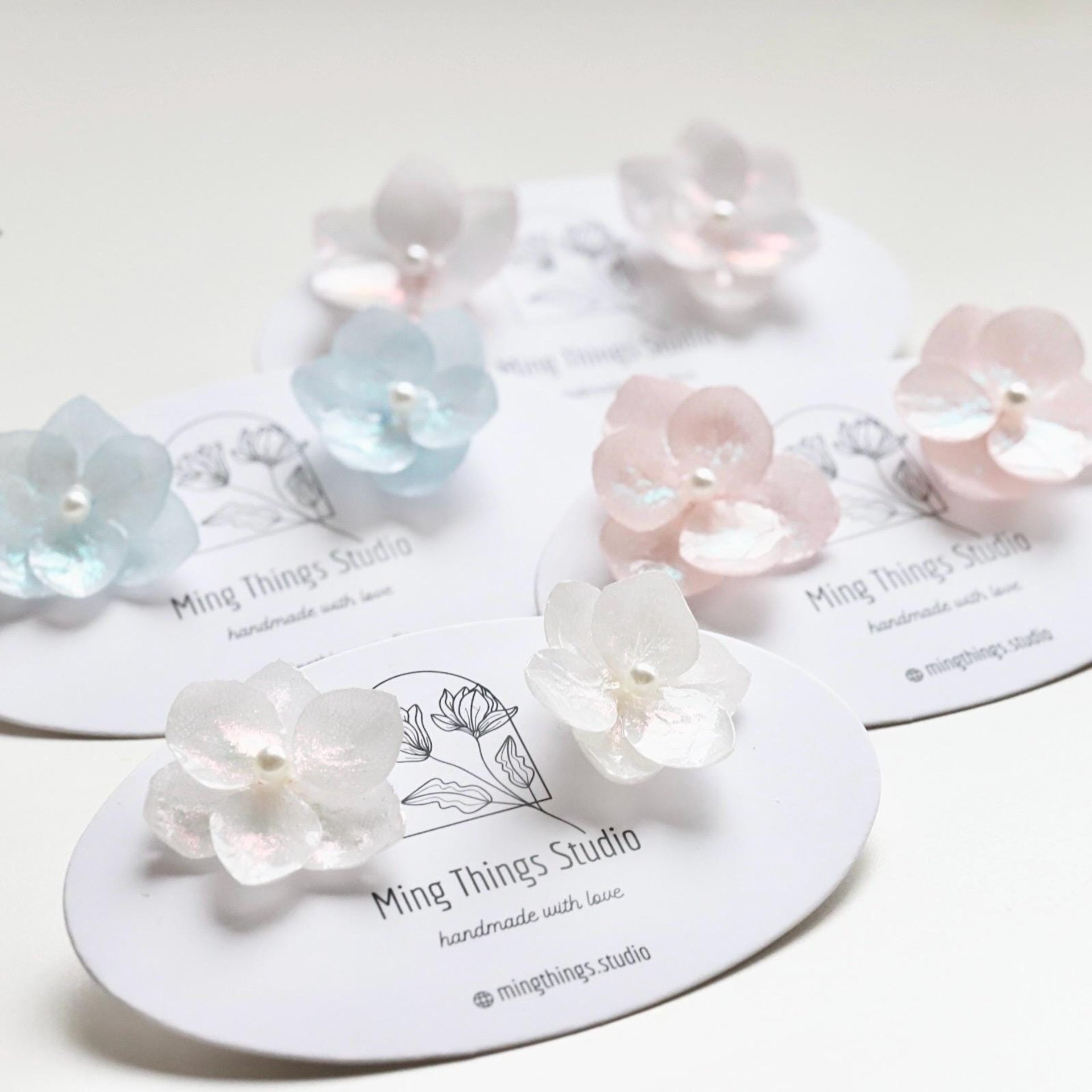 Handmade real flower hydrangea iridescent earrings, real flower pearlescent resin accessories, natural chic stud earrings