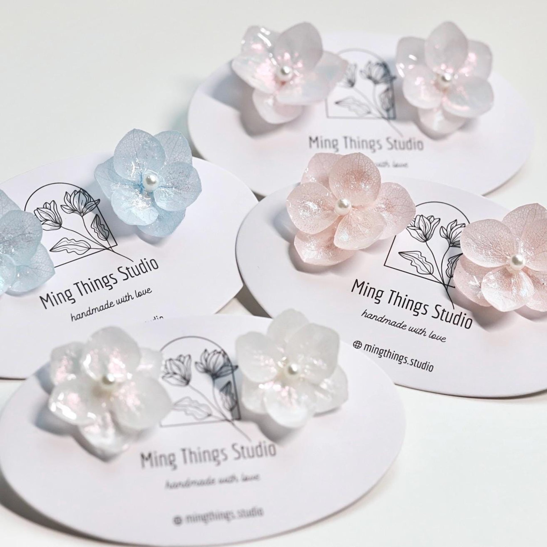 Handmade real flower hydrangea iridescent earrings, real flower pearlescent resin accessories, natural chic stud earrings