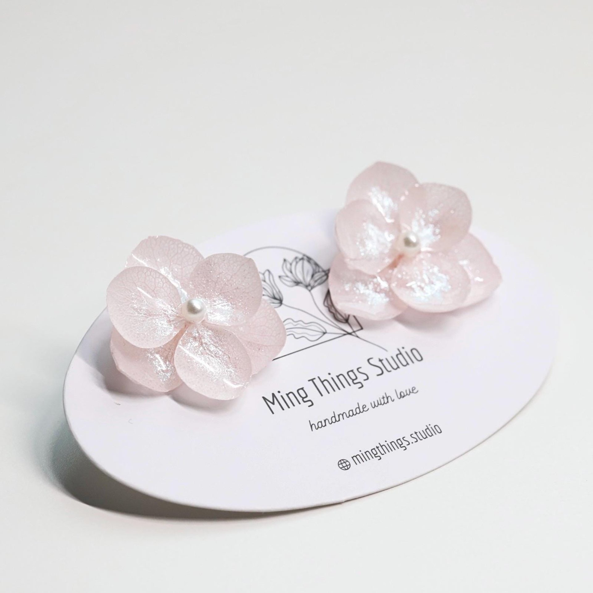Handmade real flower hydrangea iridescent earrings, real flower pearlescent resin accessories, natural chic stud earrings