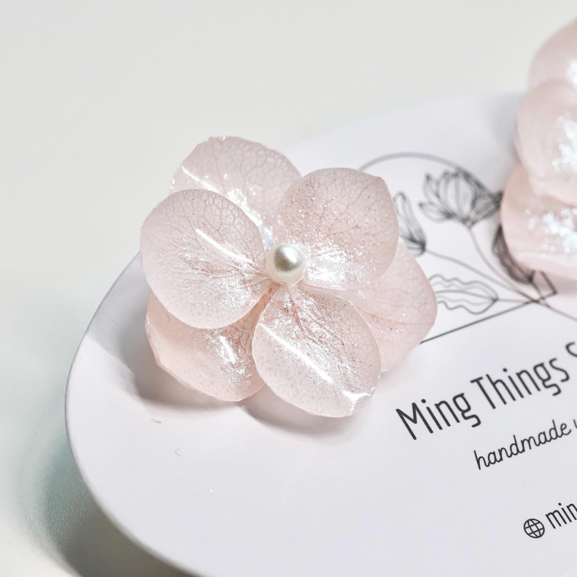 Handmade real flower hydrangea iridescent earrings, real flower pearlescent resin accessories, natural chic stud earrings
