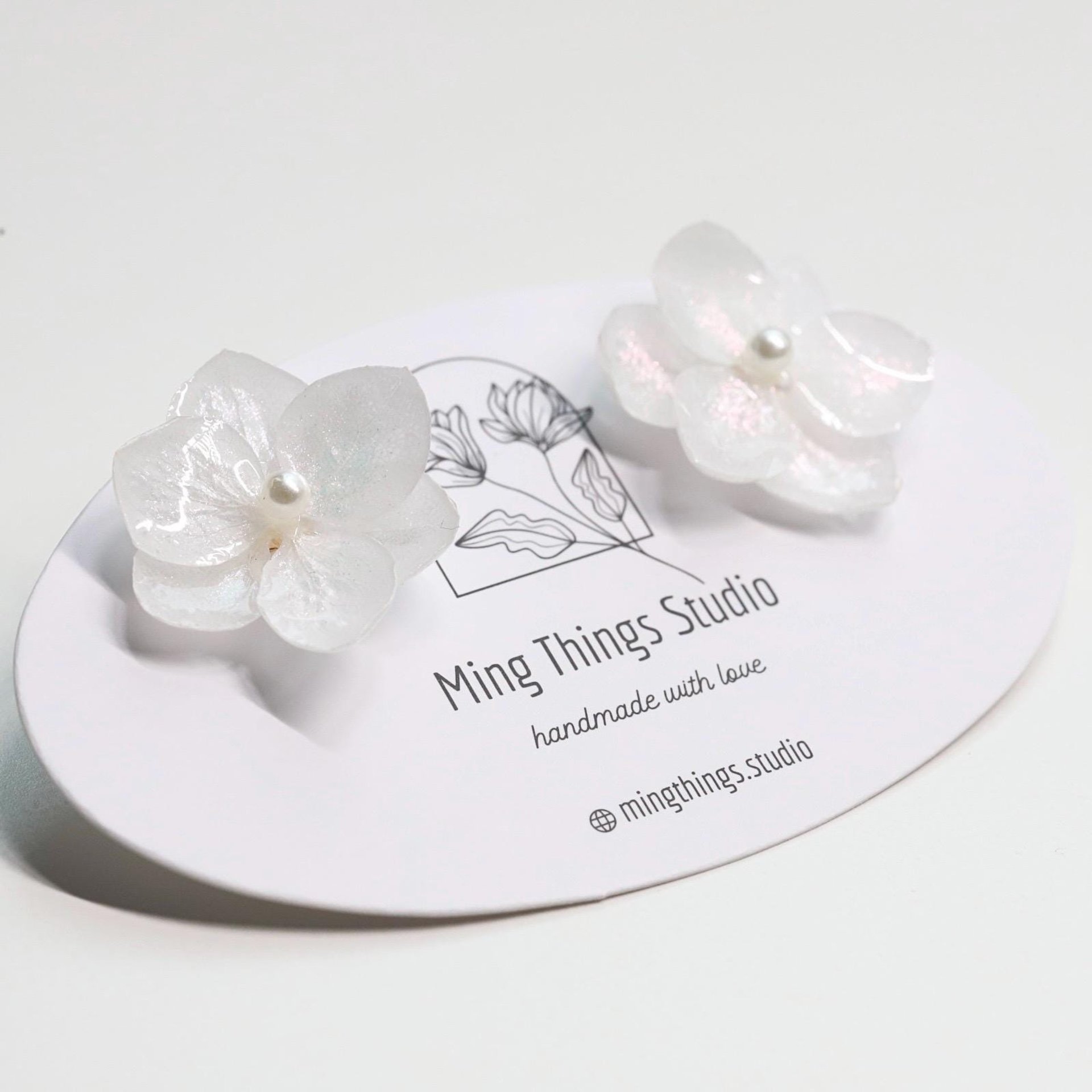 Handmade real flower hydrangea iridescent earrings, real flower pearlescent resin accessories, natural chic stud earrings