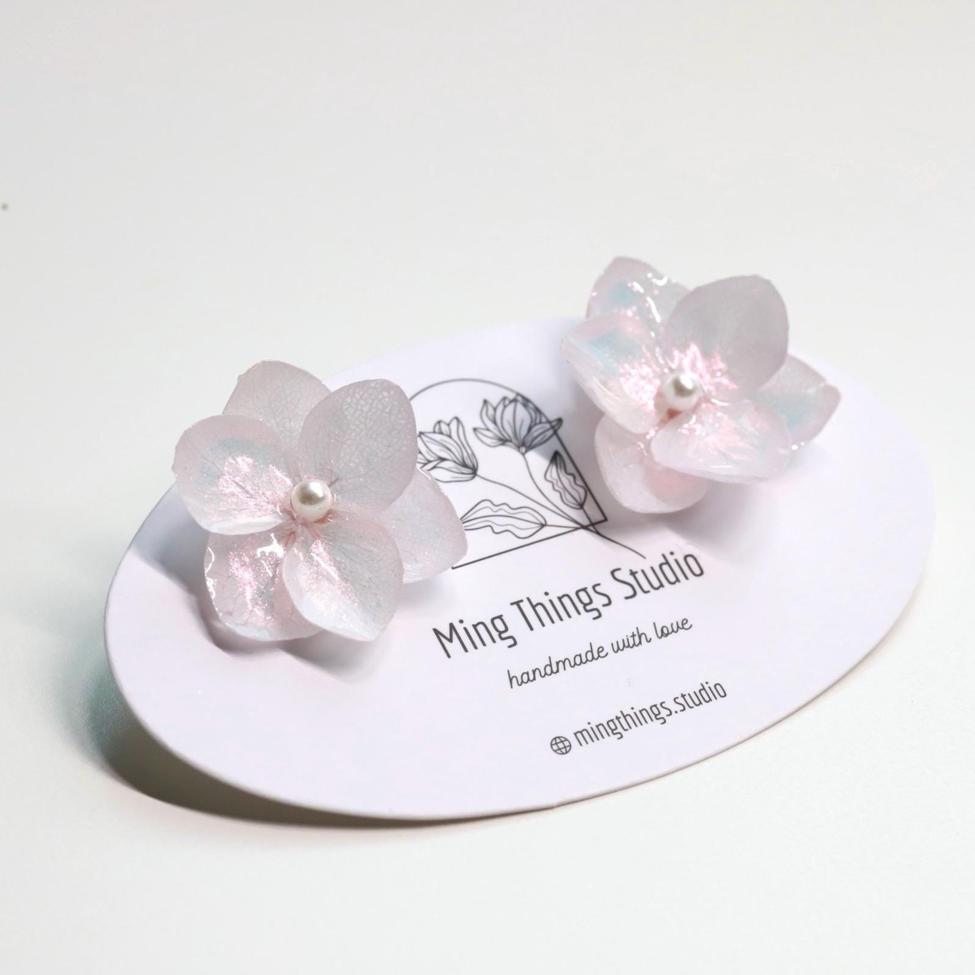 Handmade real flower hydrangea iridescent earrings, real flower pearlescent resin accessories, natural chic stud earrings