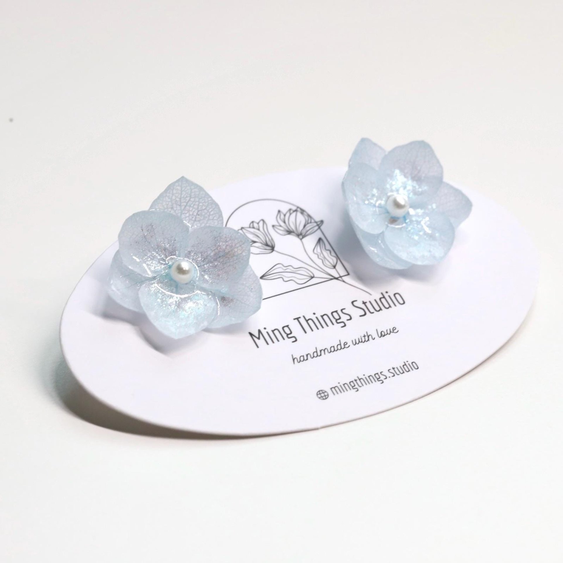 Handmade real flower hydrangea iridescent earrings, real flower pearlescent resin accessories, natural chic stud earrings