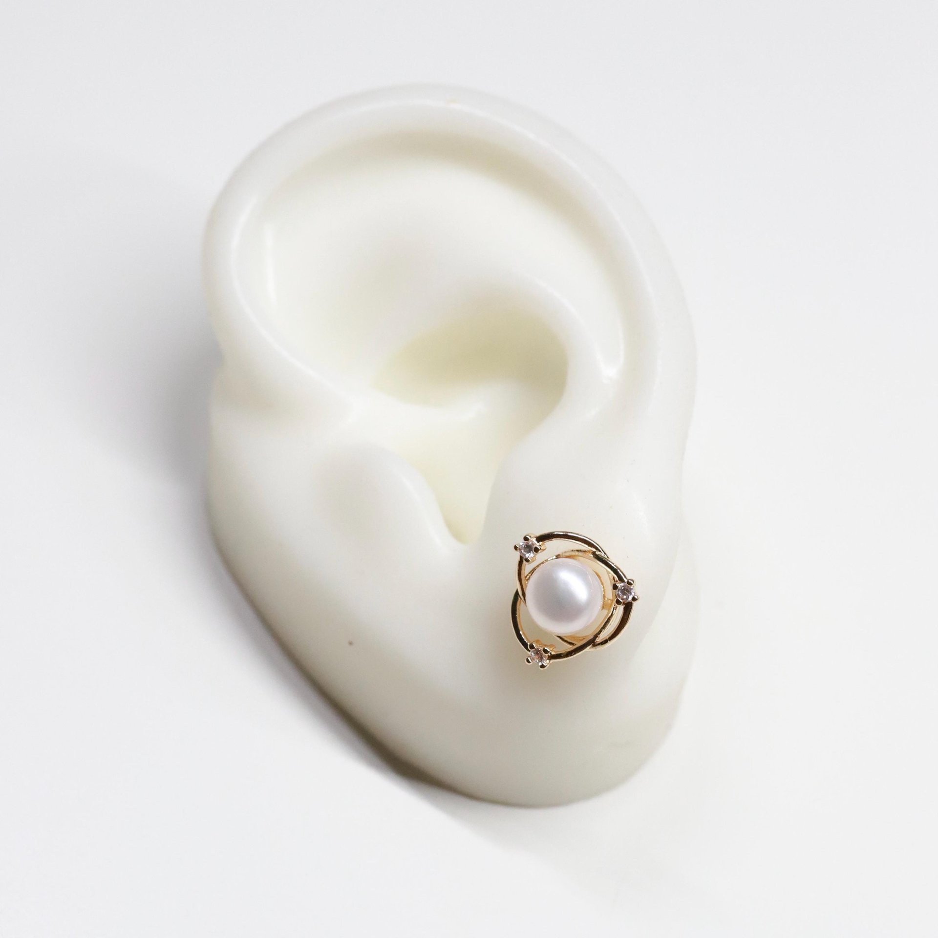 Elegant Pearl Stud Earrings: Minimalist Freshwater Pearl Gold-Tone Jewelry, Timeless Chic Accessories for Everyday Look & Special Occasions