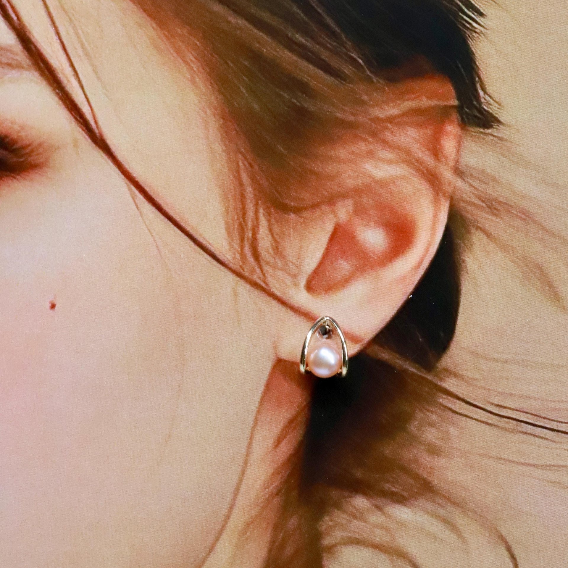 Elegant Pearl Stud Earrings: Minimalist Freshwater Pearl Gold-Tone Jewelry, Timeless Chic Accessories for Everyday Look & Special Occasions