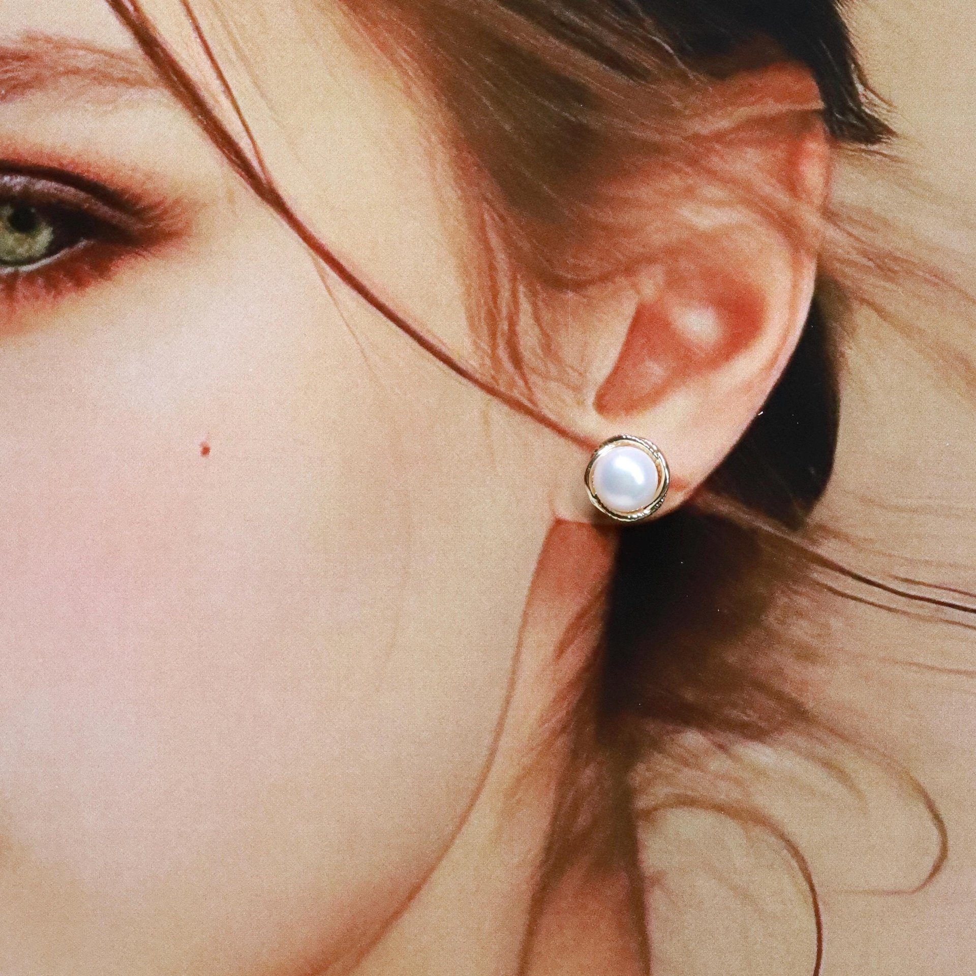Elegant Pearl Stud Earrings: Minimalist Freshwater Pearl Gold-Tone Jewelry, Timeless Chic Accessories for Everyday Look & Special Occasions