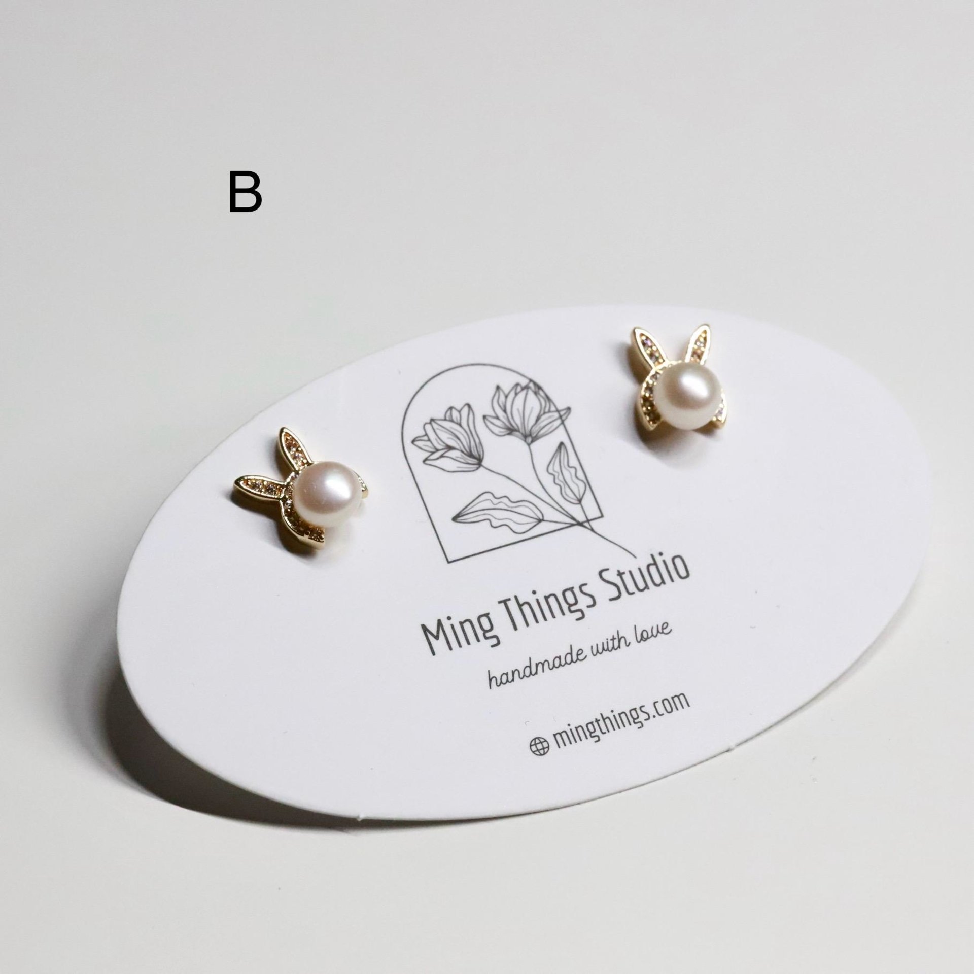 Elegant Pearl Stud Earrings: Minimalist Freshwater Pearl Gold-Tone Jewelry, Timeless Chic Accessories for Everyday Look & Special Occasions