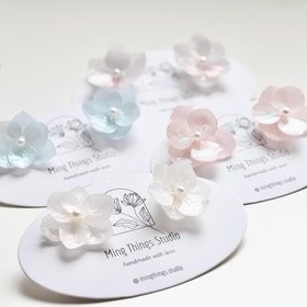 Handmade real flower hydrangea iridescent earrings, real flower pearlescent resin accessories, natural chic stud earrings